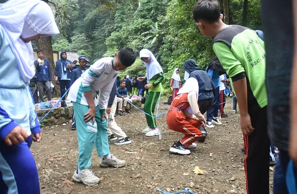 Penutupan Kegiatan MPLS SMPN 2 Cisaat di Curug Sawer